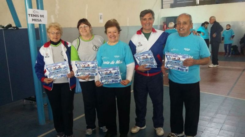 Adultos Mayores con equipo para los “Evita”