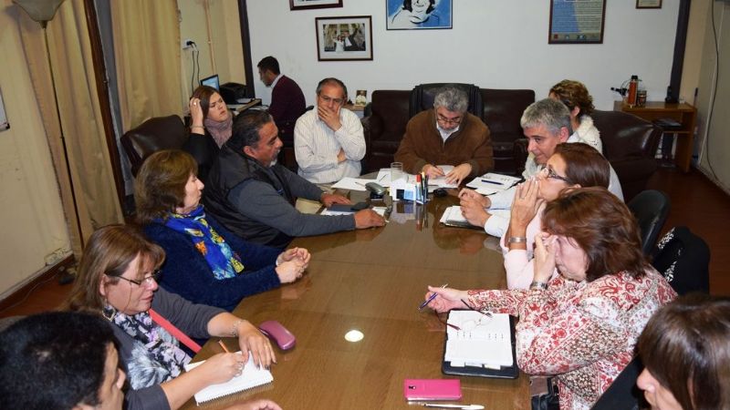 Los gremios docentes pidieron un aumento de sueldo