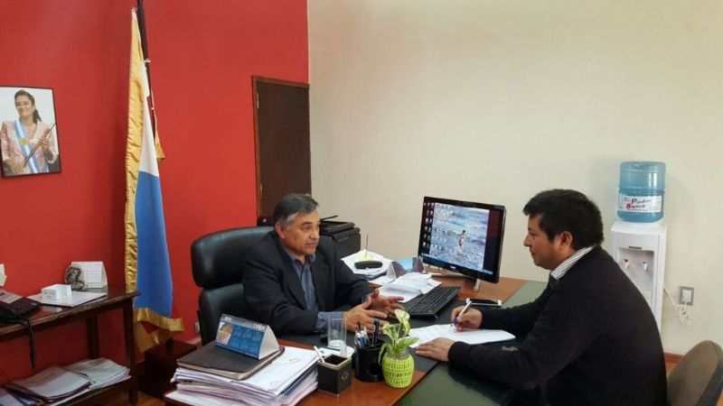 Gestionan el avance de pavimentación de los caminos