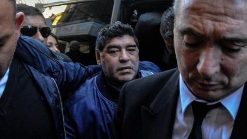 Maradona le apuntó a los dirigentes del fútbol y a Mac Allister