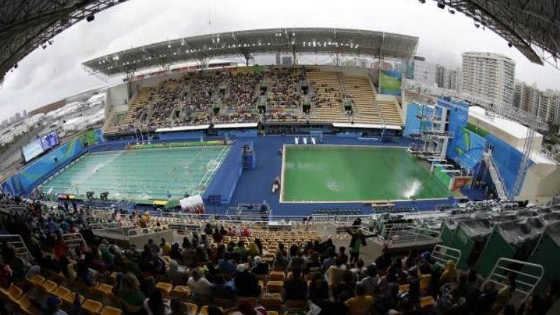 Por qué en una pileta el agua es celeste y en la otra, verde