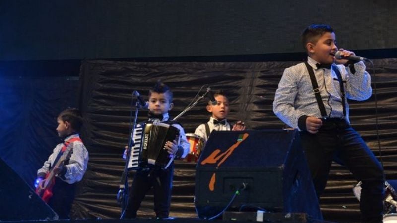 Los Potritos y pequeños bailarines en la Terminal