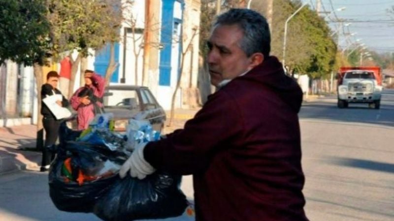 Un intendente cordobés recolecta la basura por un paro de estatales