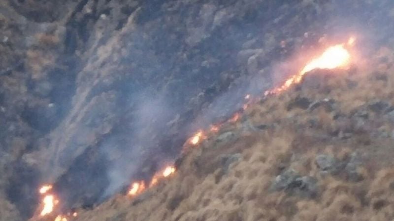 Bomberos de Santa María trabajan en Tafi del Valle combatiendo el fuego