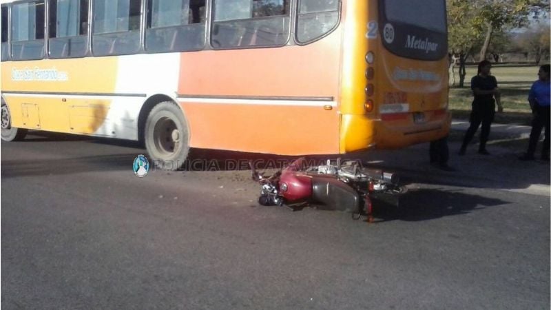 Motociclista lesionado tras colisionar a un colectivo