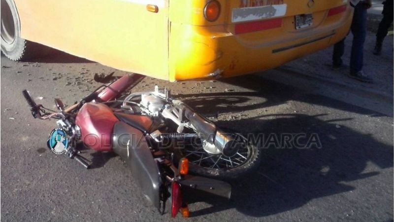 Motociclista lesionado tras colisionar a un colectivo