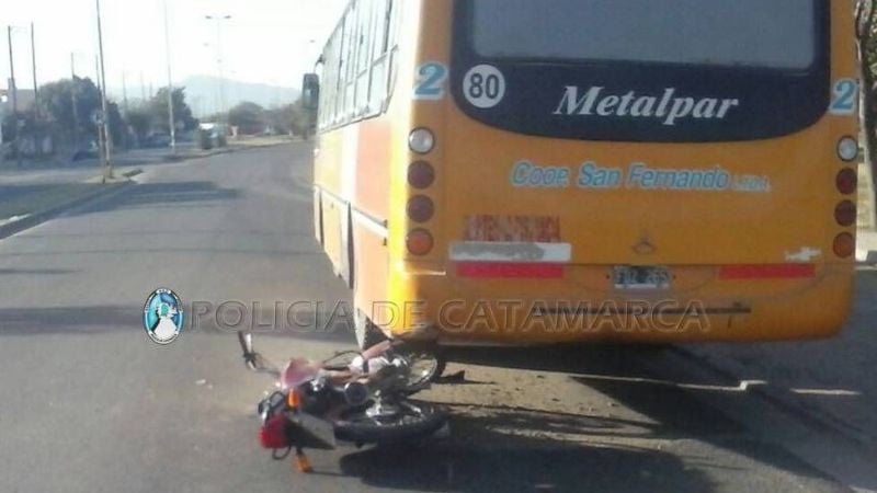 Motociclista lesionado tras colisionar a un colectivo