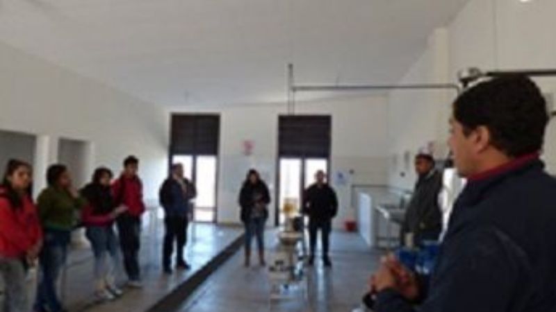 Alumnos visitan fábricas