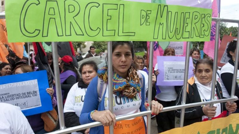 Tras más de dos años de prisión, la joven condenada por aborto vuelve a casa