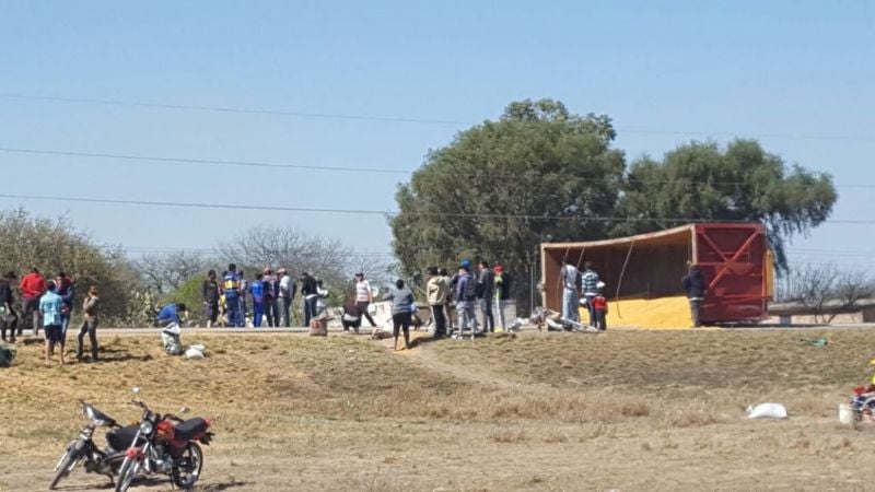 Volcó camión en la Ruta Nacional N°157