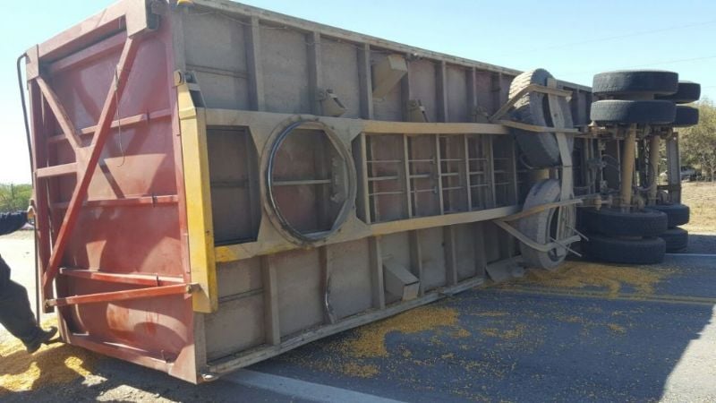 Volcó camión en la Ruta Nacional N°157