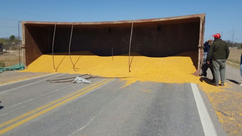 Volcó camión en la Ruta Nacional N°157