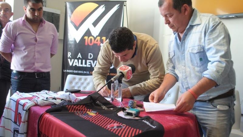 “Defe” presentó la camiseta y aceptó la credencial del “Círculo”