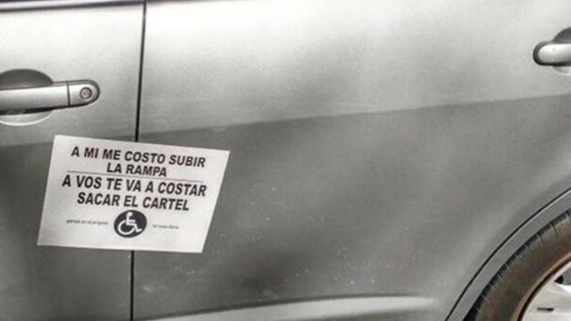 La "leccion" para el automovilista que estacionó bloqueando una rampa