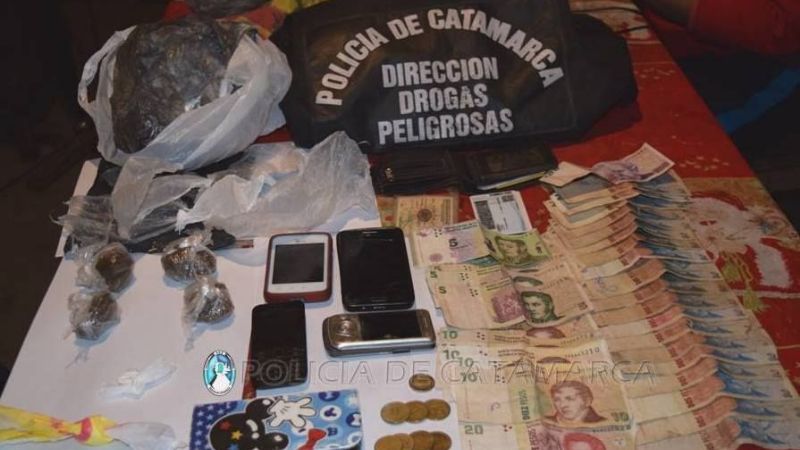 Secuestran drogas, celulares, dinero y aprehenden a un joven