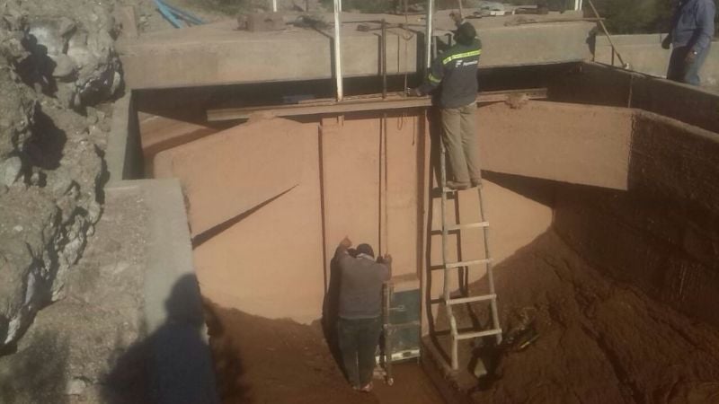 Trabajos de riego en el interior