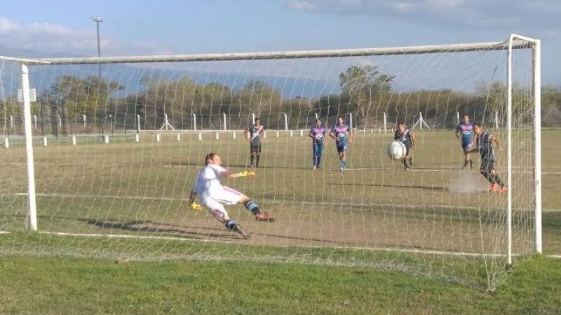 Los Profesores vencieron a los Contadores y se escapan en Única