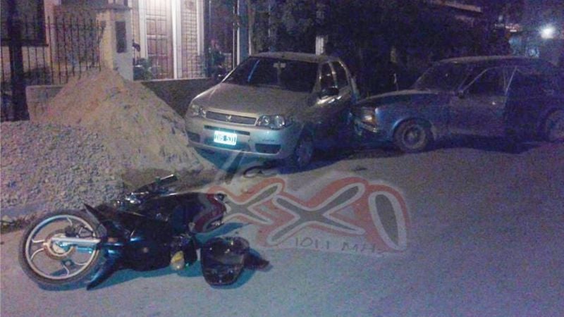 Chocó a un auto estacinado y abandonó el suyo