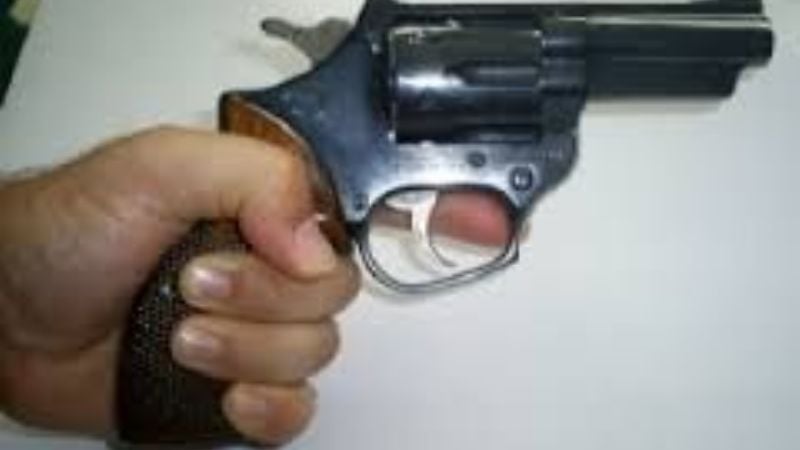 Manipulaba un arma de fuego y le pegó un tiro a su amigo