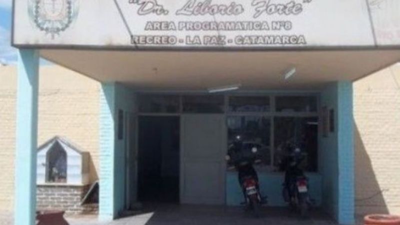 Motociclista grave tras chocar con una camioneta estacionada