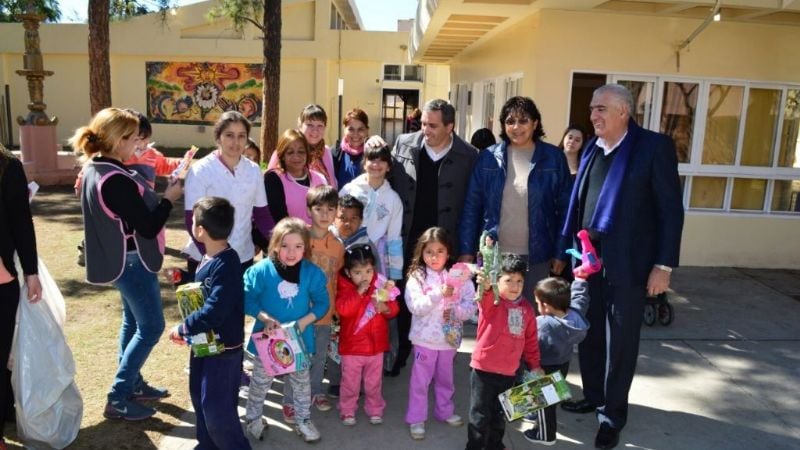 Niños del Hospital "Eva Perón" y Casa Cuna recibieron juguetes