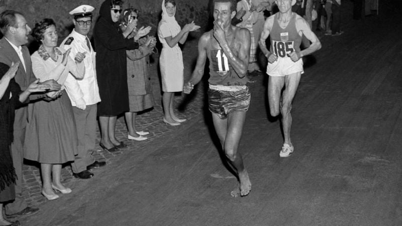 El atleta, campeón olímpico, que corrió descalzo