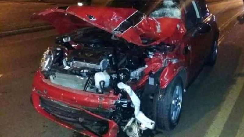 Tiene 15, le regalaron un Mini Cooper y mató a un motociclista
