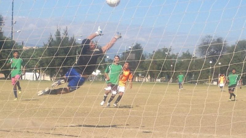 Volver y Real Agrias acechan a Quilmes en el Anual universitario