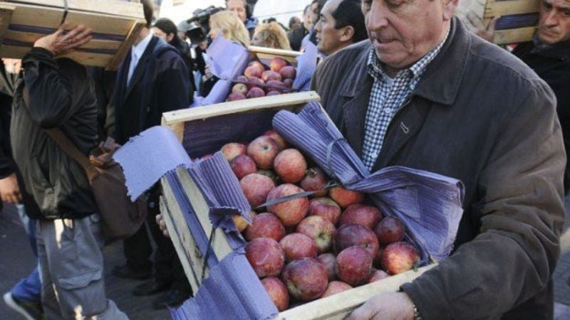 Ante largas filas, productores protestan regalando fruta en Plaza de Mayo