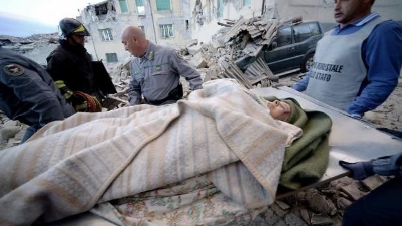 Al menos 38 muertos y decenas de heridos por el fuerte terremoto en Italia