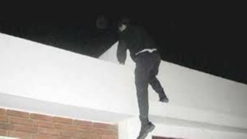 Persecución por los techos de casas