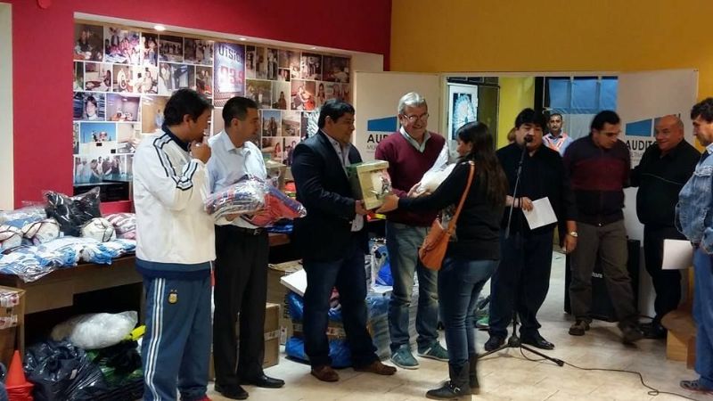 Entrega de elementos deportivos a clubes de Pomán