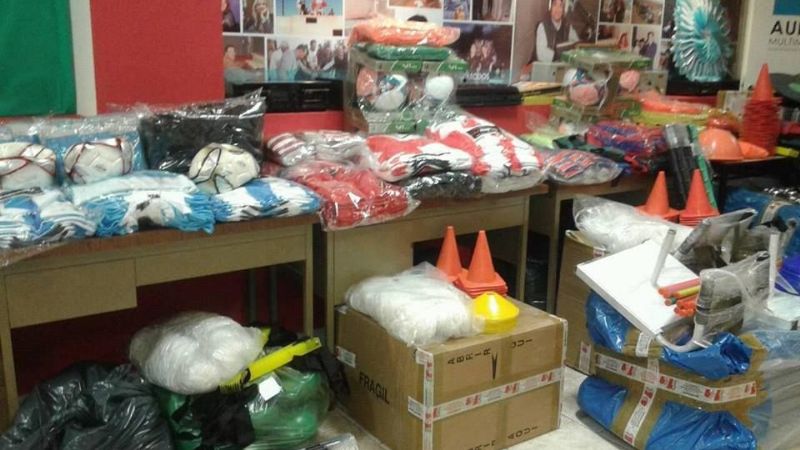 Entrega de elementos deportivos a clubes de Pomán