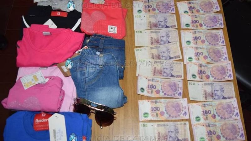 Aprehendida por robar ropa y dinero de un comercio