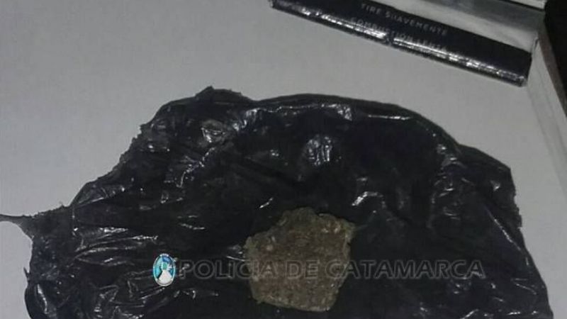 Atraparon a tres jóvenes con droga en la plaza de Fiambalá