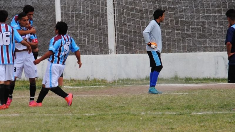 “La Banda” no afloja; el “Diablo” frenó al “Santo” y La Estación se prende