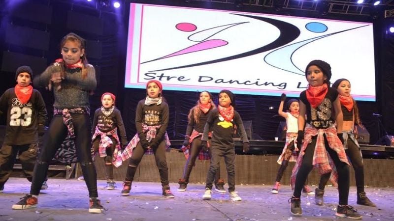 Música y danzas para los niños en la Terminal