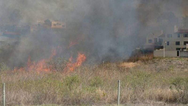 Incendio de pastizales en la Escuela de las 920 VV