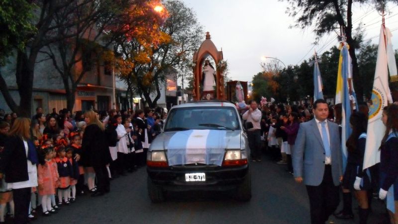 Con la procesión y un homenaje folclórico culminaron las festividades de Santa Rosa