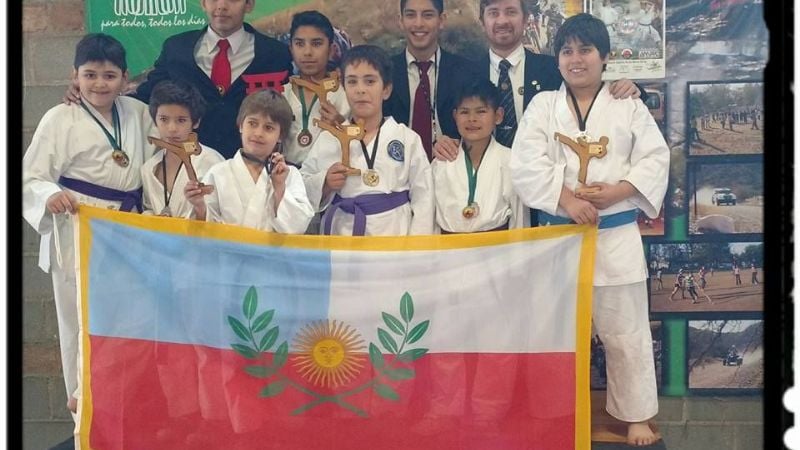 Destacada participación de karatecas locales en Córdoba