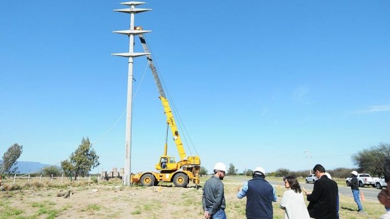 Lucía recorrió las obras de la línea eléctrica de Divisaderos-Valle Viejo