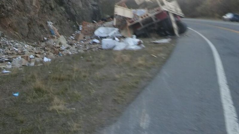 Volcó camión en El Totoral