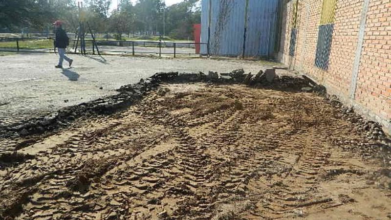 Trabajos de refacción en canchas del Polideportivo Capital
