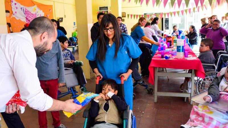 Entrega de juguetes a los niños del Centro Terapéutico Integral