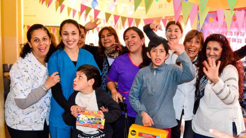 Entrega de juguetes a los niños del Centro Terapéutico Integral