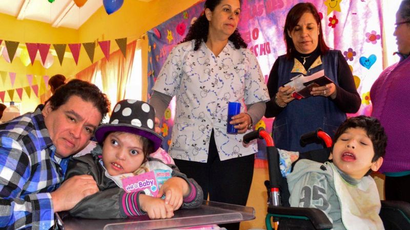 Entrega de juguetes a los niños del Centro Terapéutico Integral