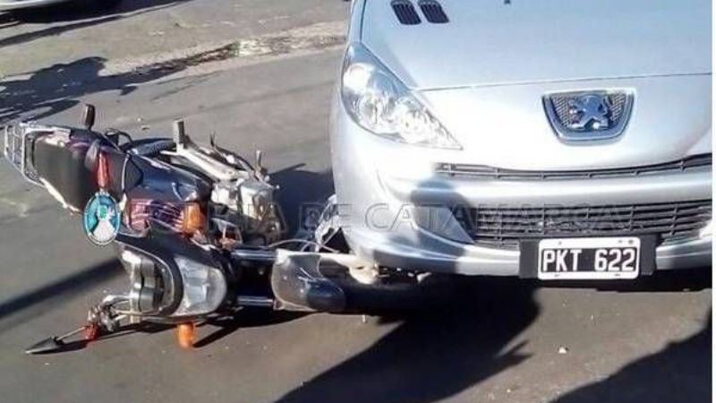 Chocaron un auto y una moto en pleno centro