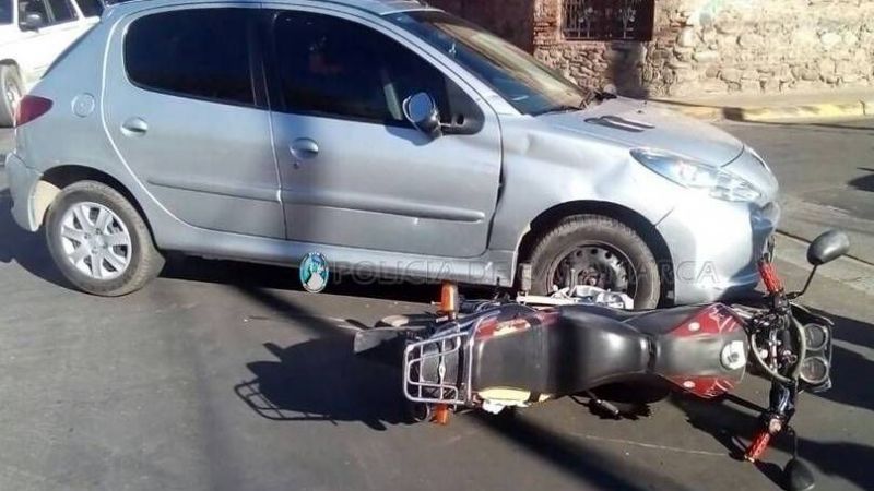 Chocaron un auto y una moto en pleno centro