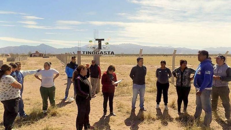 El intendente Nóblega con vecinos del barrio La Paz