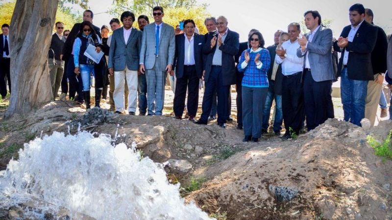 Gutiérrez y senadores en la puesta en funcionamiento del pozo de agua Nº56